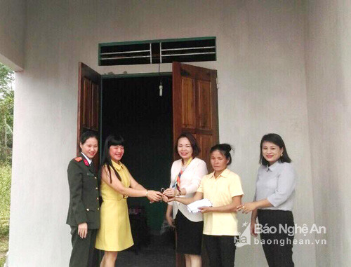 Đại diện Hội Phụ nữ cong an tỉnh, Hội LHPN huyện Nghĩa Đàn trao nhà nhà mái ấm tình thương cho chị Lữ Thị Viết