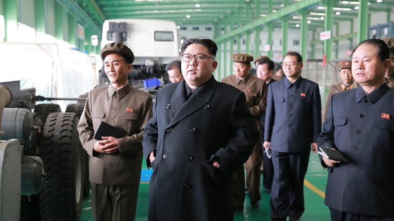 Nhà lãnh đạo Triều Tiên Kim Jong-un đi thăm một nhà máy quân sự.