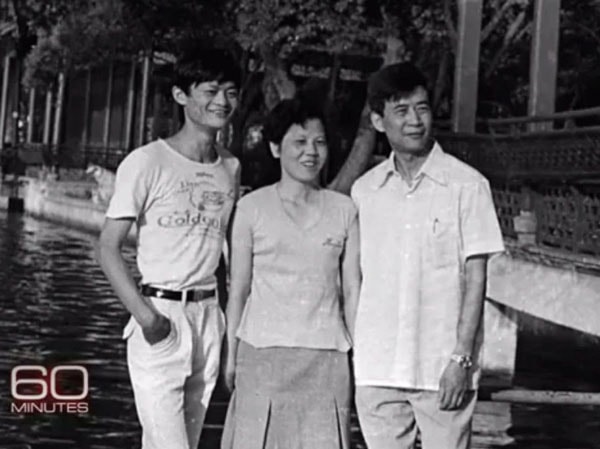 Sau khi tốt nghiệp Đại học năm 1988, Jack Ma đã bị từ chối hồ sơ cho 30 công việc khác nhau, thậm chí là người duy nhất trong số 24 ứng viên bị KFC không nhận. Sau đó, ông trở về Đại học Hàng Châu và làm giáo viên tiếng Anh với mức lương 12 USD/tháng.