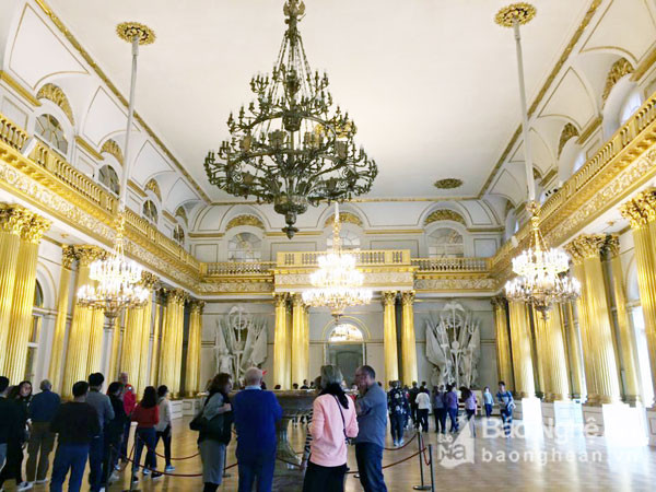 Đây là một trong những bảo tàng lớn nhất thế giới hiện đại, nơi trưng bày khoảng 3 triệu tác phẩm nghệ thuật. Hàng ngày cung điện đón hàng nghìn lượt du khách vào tham quan.
