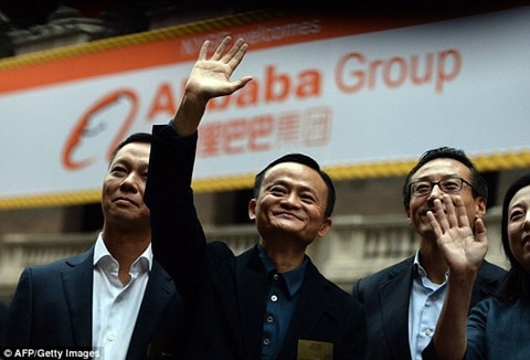 Năm 2005, Jack Ma quyết định đổi 40% cổ phần của mình tại Alibaba để lấy một phần kiểm soát Yahoo tại Trung Quốc. Sau khi phát hành cổ phiếu ra công chúng (IPO), ông lại một lần nữa thuyết phục thành công để phía Yahoo bán loại toàn bộ cổ phần đang nắm giữ tại tập đoàn này.