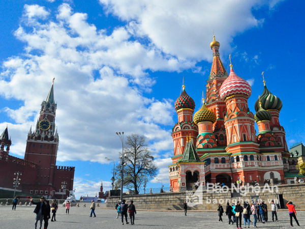 Ngoài các di tích lịch sử nổi tiếng ở Sankt-Peterburg, đến nước Nga, du khách không thể không đến thăm Quảng trường Đỏ. Mỗi một công trình tại khu vực quảng trường Đỏ đều có thể coi là huyền thoại. Một trong số đó là lăng Lenin, trong đó người ta đặt thi hài của Vladimir Ilyich Lenin, người sáng lập ra Liên Xô. Bên cạnh đó là công trình kiến trúc phức tạp có các vòm hình củ hành của nhà thờ thánh Basil cũng như các cung điện và nhà thờ của điện Kremli.