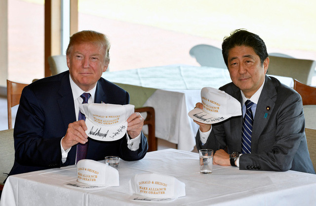 Tại Câu lạc bộ Kasumigaseki ở Kawagoe, Tổng thống Trump và Thủ tướng Abe đã cùng ký tên vào những chiếc mũ màu trắng với khẩu hiệu “Donald và Shinzo làm cho liên minh vĩ đại hơn”. Ảnh: Reuters