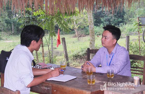 Phó Chủ tịch UBND xã Quang Phong lý giải về sự cần thiết phải cắt bỏ tuyến đường từ xã Cắm Muộn vào tiểu khu 148. Ảnh Đào Tuấn