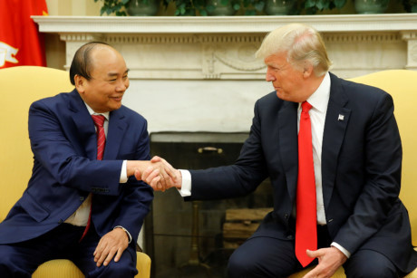 Thủ tướng Nguyễn Xuân Phúc và Tổng thống Donald Trump bắt tay trong Phòng Bầu dục nhân chuyến thăm của Thủ tướng tới Mỹ hồi tháng 5/2017.