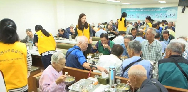 Một bếp ăn phục vụ súp cho những người nghèo cao tuổi ở Hàn Quốc. Ảnh: CNA.