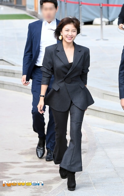 Ha Ji Won rạng rỡ, tự tin diện bộ suit thanh lịch không kém phần sành điệu, quyến rũ với chi tiết nhấn nhá thắt eo và ống loe.