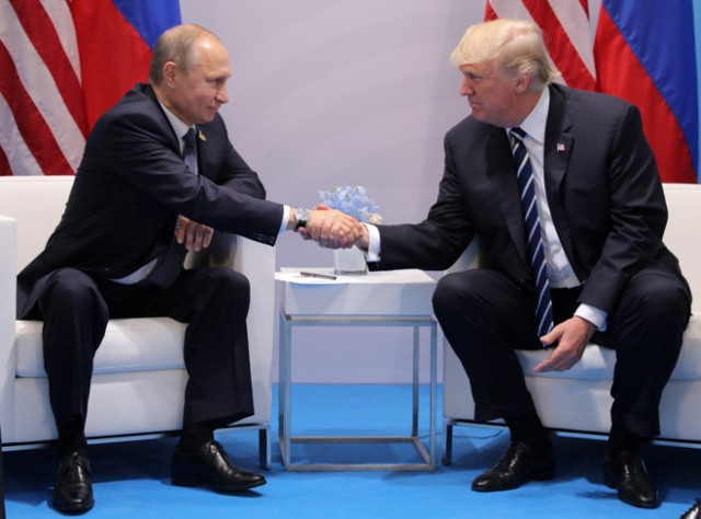 Tổng thống Trump (trái) và Tổng thống Putin bắt tay trong cuộc gặp cấp cao đầu tiên bên lề Hội nghị thượng đỉnh G20 ở Hamburg, Đức ngày 7/7. Ảnh: Reuters.