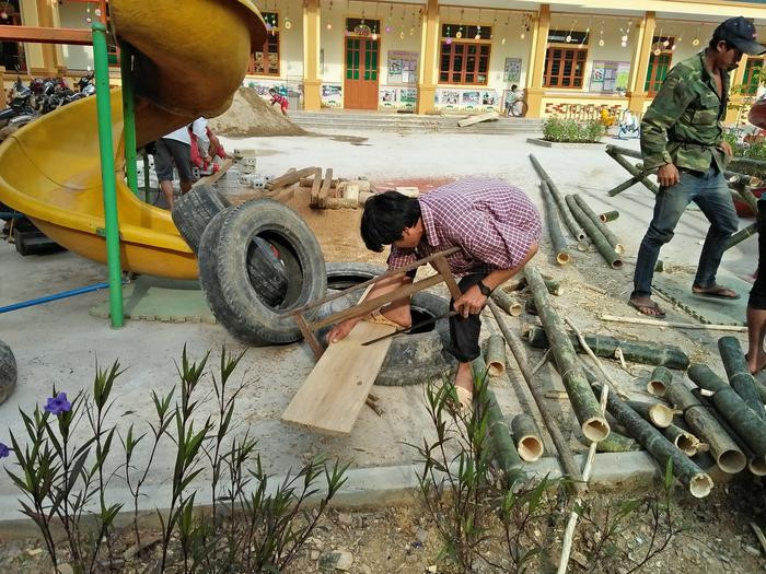 Nguyên vật liệu là những thứ sẵn có ở địa phương như tre, nứa, ván gỗ cùng nhiều đồ phế thải như lốp xe máy, ô tô hỏng... Ảnh: Đình Tuân