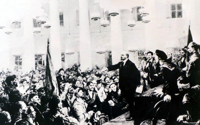 Lê Nin tuyên bố thành lập chính quyền Xô Viết tại Đại hội các Xô Viết được triệu tập. (Ngày 7/11/1917)