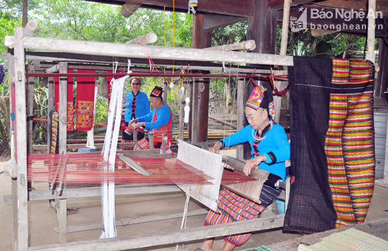 Lưu giữ nghề dệt thổ cẩm truyền thống ở bản Bộng, xã Thành Sơn (Anh Sơn)