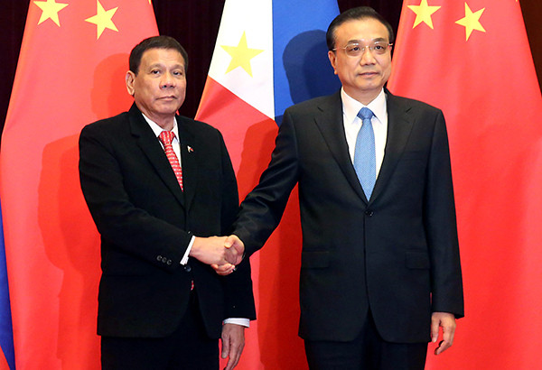  Thủ tướng Trung Quốc Lý Khắc Cường và Tổng thống Philippines Rodrigo Duterte tại Đại lễ đường Nhân dân ở thủ đô Bắc Kinh. Ảnh: AP