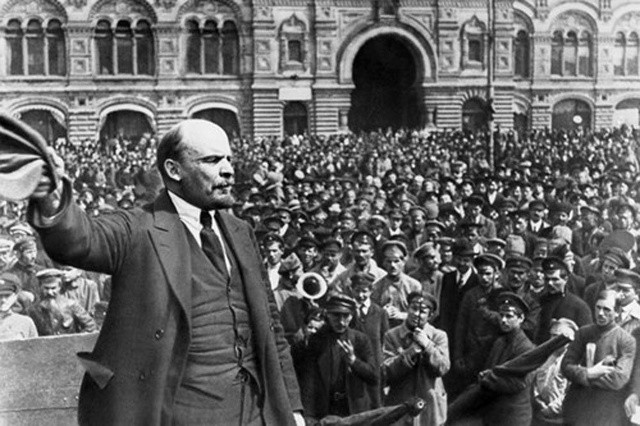 Lãnh tụ V. I. Lenin từ Phần Lan bí mật trở về nước trực tiếp lãnh đạo thành công Cách mạng tháng Mười Nga.