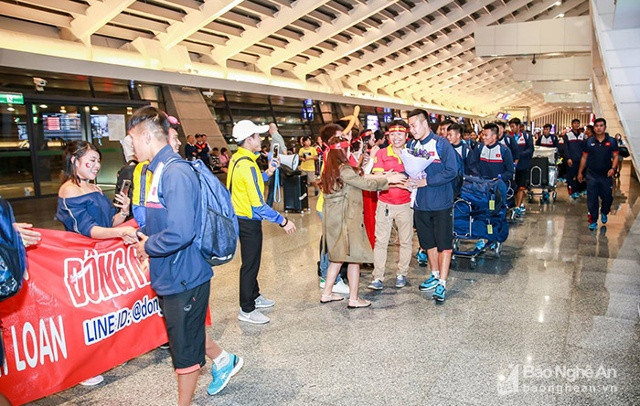 Biết thông tin U19 Việt Nam tham dự vòng loại U19 châu Á 2018 tại Đài Loan (TQ), đông đảo người hâm mộ nước nhà đã chờ đợi thầy trò HLV Hoàng Anh Tuấn từ nhiều ngày. Tại sân bay, hàng trăm CĐV Việt Nam đã đợi hàng tiếng đồng hồ để tận mắt được giao lưu với cầu thủ đội nhà.