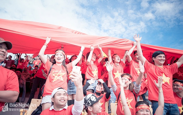 Không chỉ mang đến SVĐ trái tim yêu quê hương, các CĐV Việt Nam còn mang đại kỳ đến phủ đỏ một khán đài.