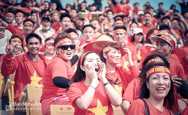 CĐV Việt Nam cổ vũ tại vòng loại U19 châu Á đủ mọi lứa tuổi, giới tính. Những nữ CĐV cũng thể hiện đam mê cuồng nhiệt với bóng đá.