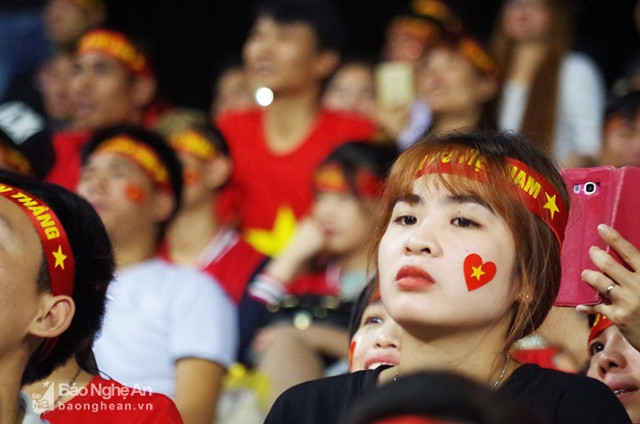 Một nữ cổ động viên lo lắng khi U19 Việt Nam bị U19 Đài Loan (TQ) rút ngắn tỷ số xuống còn 1-2 trong trận đấu ngày (6/11).