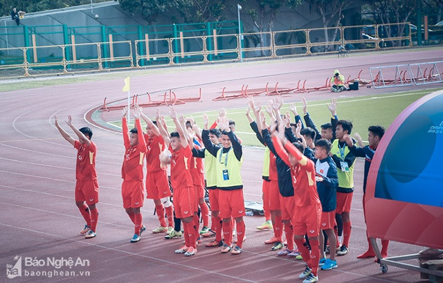 Hai trận đấu đã qua, các học trò HLV Hoàng Anh Tuấn không quên cảm tạ sự cổ vũ động viên của người hâm mộ nước nhà. Đó là điều khiến cho cộng đồng người Việt tại đây cảm thấy vô cùng ấm lòng và mãn nguyện.