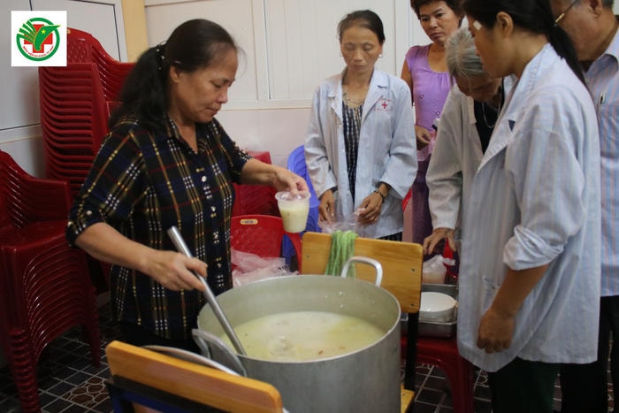 Đều đặn mỗi tháng 1 lần, khoa Dinh dưỡng và Tiết chế - Bệnh viện Đa khoa Thành phố Vinh tổ chức chương trình “bát cháo tình thương” dành cho bệnh nhân.