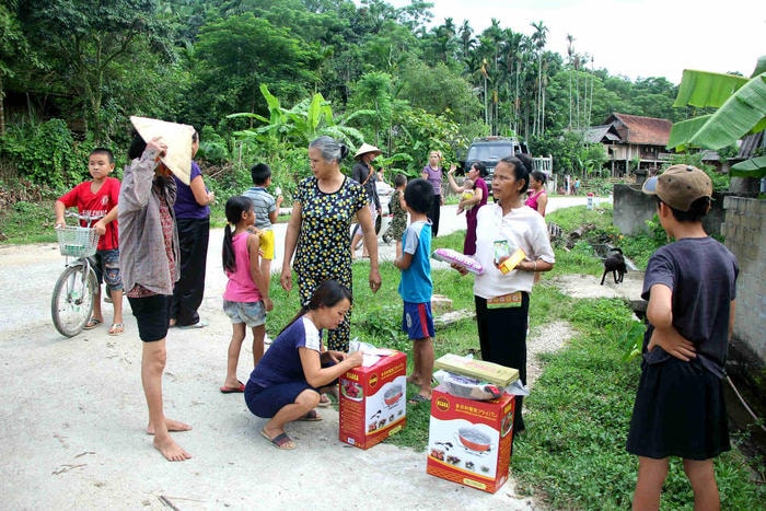 Nhiều người dân bản Muồng, xã Châu Kim (Quế Phong) mua sản phẩm không rõ nguồn gốc, chất lượng của một nhóm bán hàng. Ảnh: Hùng Cường