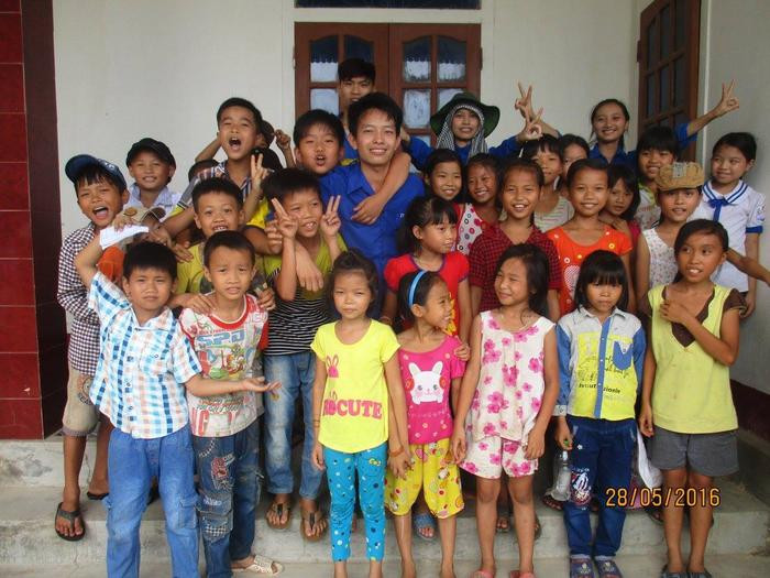 Câu lạc bộ Vòng tay nhân ái ủng hộ trẻ em nghèo tại xã Thanh Tường, huyện Thanh Chương năm 2016. Ảnh: NVCC