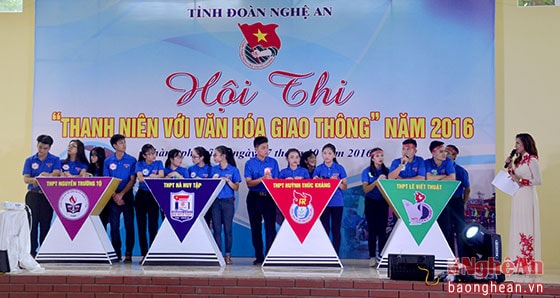 Thanh niên Nghệ An tìm hiểu về văn hóa giao thông. Ảnh tư liệu