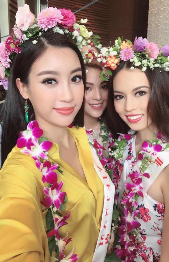 do-my-linh-va-cac-thi-sinh-miss-world-long-lay-tren-duong-pho-tam-a-2