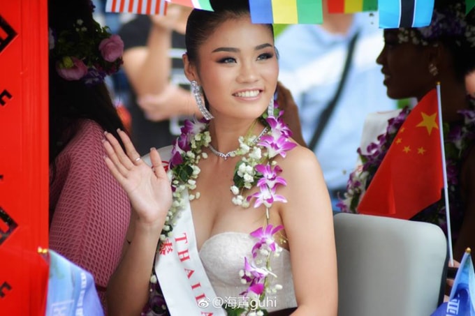 do-my-linh-va-cac-thi-sinh-miss-world-long-lay-tren-duong-pho-tam-a-4