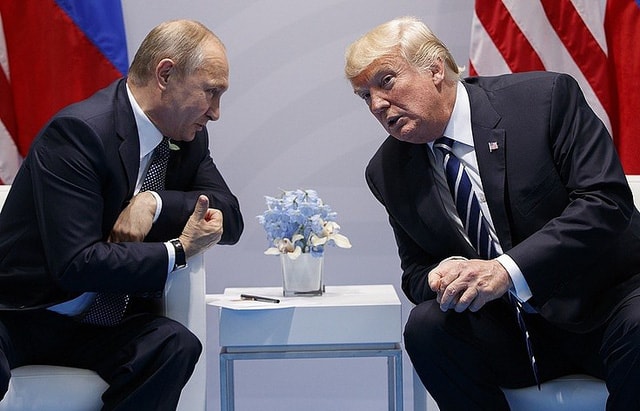 Tổng thống Trump (phải) và Tổng thống Putin gặp mặt song phương bên lề hội nghị G20 tại Đức hồi tháng 7 (Ảnh: TASS)