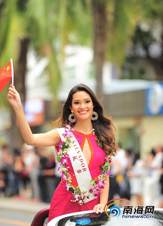 do-my-linh-va-cac-thi-sinh-miss-world-long-lay-tren-duong-pho-tam-a-8