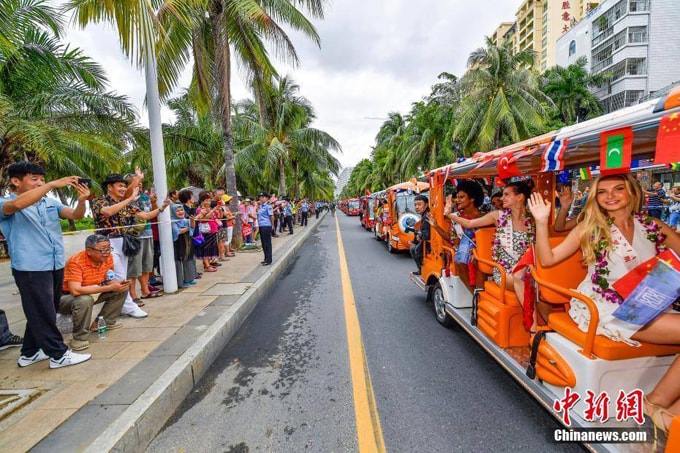 do-my-linh-va-cac-thi-sinh-miss-world-long-lay-tren-duong-pho-tam-a-16