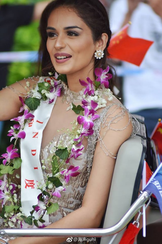 do-my-linh-va-cac-thi-sinh-miss-world-long-lay-tren-duong-pho-tam-a-10