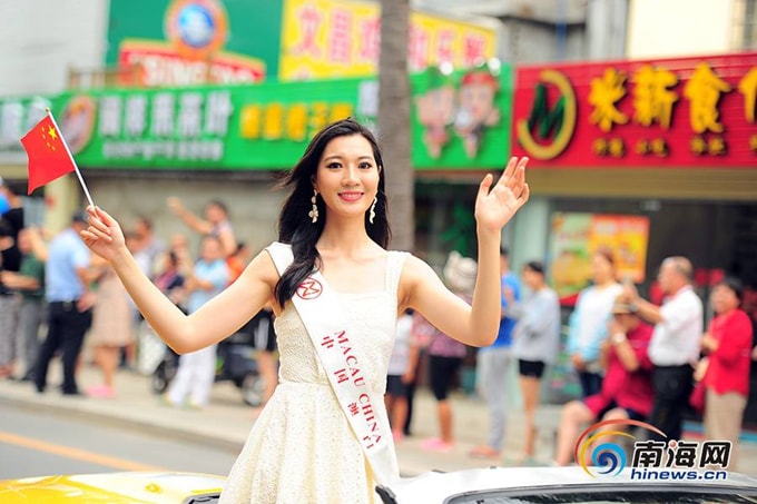 do-my-linh-va-cac-thi-sinh-miss-world-long-lay-tren-duong-pho-tam-a-7