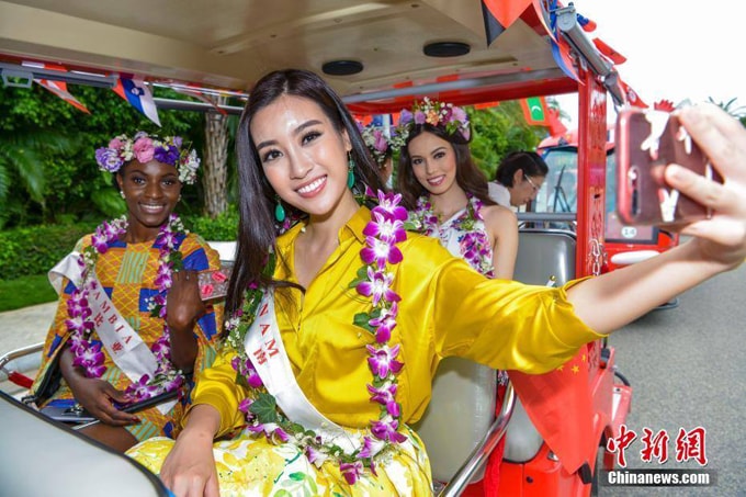 do-my-linh-va-cac-thi-sinh-miss-world-long-lay-tren-duong-pho-tam-a-3