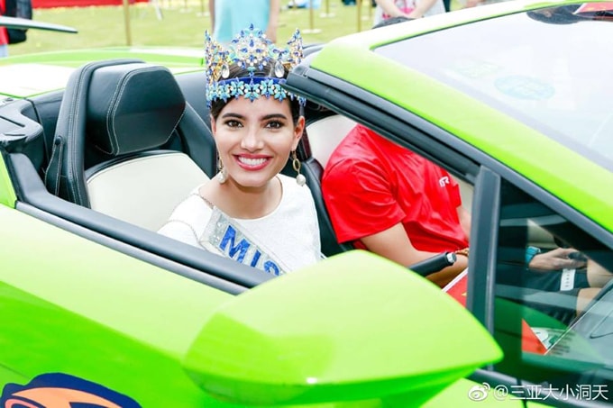 do-my-linh-va-cac-thi-sinh-miss-world-long-lay-tren-duong-pho-tam-a-15