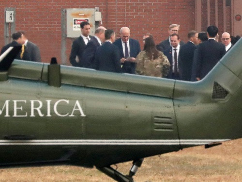 Chánh văn phòng Nhà Trắng John Kelly thảo luận với các quan chức cấp cao Nhà Trắng tại đồn quân sự Mỹ ở Hàn Quốc để thảo luận tình hình sau khi chuyến thăm khu phi quân sự bị huỷ. Ảnh: ABCNews. 