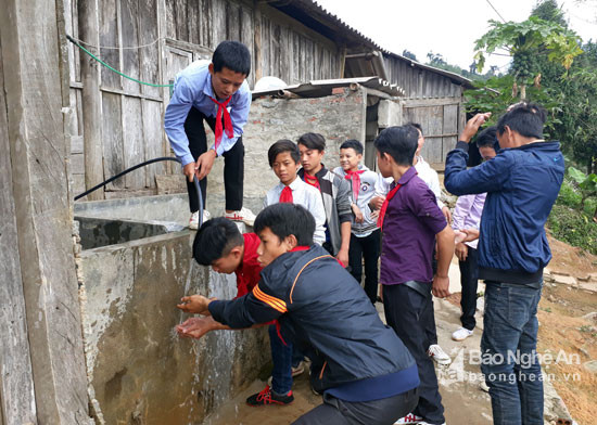 Sau gần một tuần lao động, hơn 200 học sinh và giáo viên vùng khát đã có nước về tận trường. Ảnh: Đào Thọ