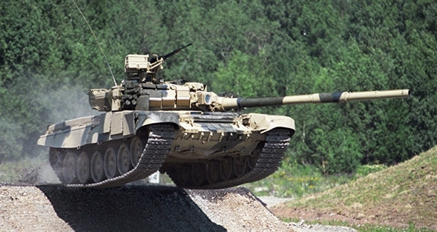 Ngoài các loại đạn tiêu chuẩn 2A46 có thể bắn, T-90S còn phóng được tên lửa chống tăng AT-11 Sniper qua nòng để tiêu diệt đối phương từ cự ly xa tới 5.000 m, mục tiêu bao gồm cả xe tăng mang giáp phản ứng nổ lẫn trực thăng bay thấp.