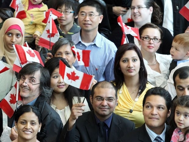 Thực dân Anh và Pháp tới Canada vào thế kỷ 17, do đó Canada có hai ngôn ngữ chính thức là tiếng Anh và tiếng Pháp. Tới nay, lượng dân di cư tăng lên và ở Canada có tới 40% dân số không phải người Anh hoặc Pháp, với hơn 200 ngôn ngữ như tiếng Trung, tiếng Tây Ban Nha...