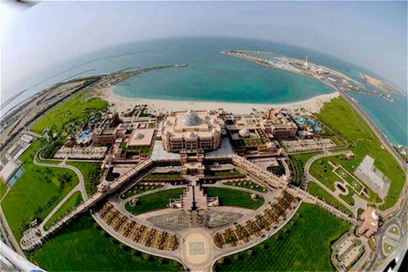 Khách sạn Emirates Palace – niềm tự hào của các Tiểu vương quốc Ả Rập thống nhất. Quang cảnh khách sạn nhìn từ trên cao. Emirates Palace cao 8 tầng, diện tích khoảng 850.000 m2. Công trình kiến trúc đồ sộ này là tác phẩm của nhà thiết kế nổi tiếng người Anh John Elliotson. 