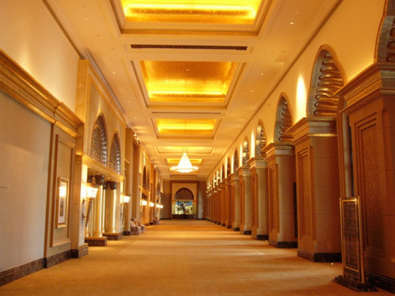 Emirates Palace có 6 phòng hoàng gia, diện tích mỗi phòng là 680 mét vuông. Trần phòng và sảnh được dát hoàn toàn bằng vàng, tới buổi tối sẽ phát sáng rực rỡ. Tường nhà được làm từ nhiều loại đá cẩm thạch quý giá. Màu sắc chủ đạo trong khách sạn là màu vàng óng lấp lánh tuyệt đẹp. 