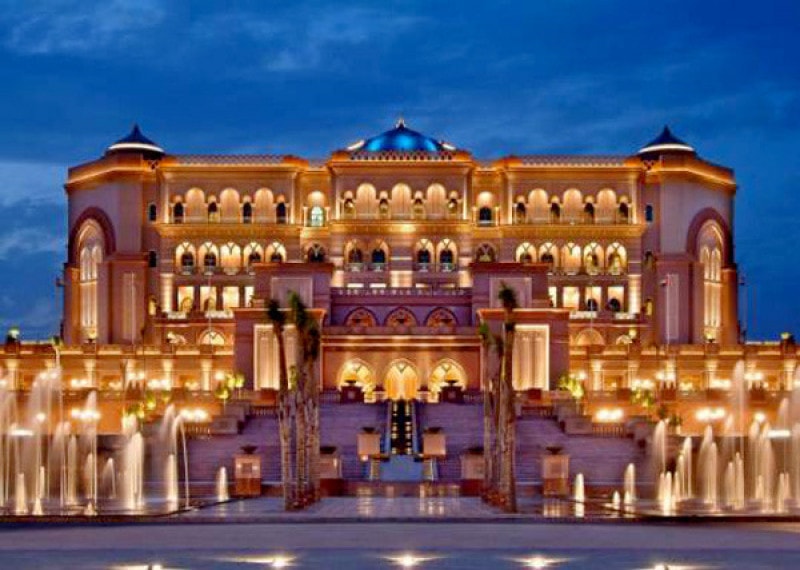 Quang cảnh đẹp mê hồn của “cung điện” Emirates Palace khi về đêm. Do nằm trên đường bờ biển nên khách sạn này còn sở hữu vùng biển tư nhân dài 1,6km, rộng bằng 2 hồ bơi lớn và vài sân bóng đá. Du khách có thể tới đây tắm biển, ngắm nắng, tận hưởng dịch vụ ăn uống, giải khát và được nhân viên phục vụ chu đáo. Ngoài ra, khách sạn cũng sở hữu khu vui chơi giải trí, hồ bơi riêng. Công viên thuộc sở hữu của khách sạn này rộng hơn 1.000ha, gồm nhiều loài cây, hoa tuyệt đẹp cùng hơn 100 đài phun nước. 