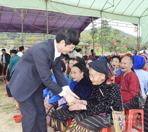 Phó Chủ tịch Thường trực UBND tỉnh Lê Xuân Đại thăm hỏi bà con bản Cô xã Châu Thành huyện Quỳ Hợp