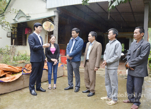 Dịp này đồng chí Lê Xuân Đại đến thăm hộ ông Trần Văn Khanh ở bản Háng xã Châu Thành là hộ sản xuất giỏi của xã Châu Thành, Quỳ Hợp.