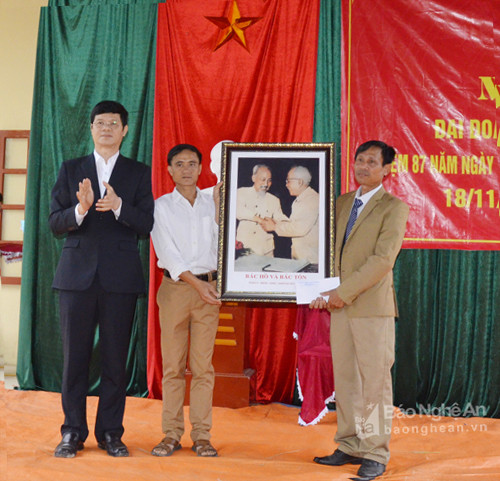Đồng chí Lê Xuân Đại trao tặng bản Cô xã Châu Thành huyện Quỳ Hợp bức ảnh Bác Hồ, Bác Tôn