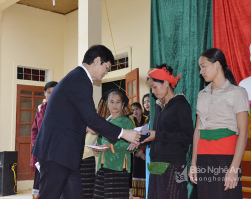 Phó Chủ tịch Thường trực UBND tỉnh Lê Xuân Đại thăm hỏi bà con bản Cô xã Châu Thành huyện Quỳ Hợp
