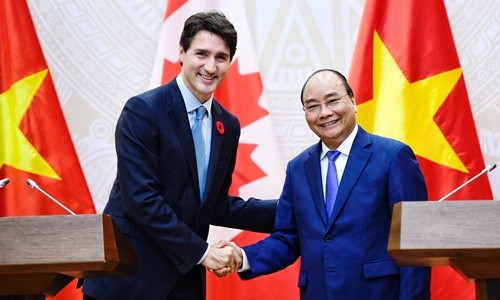 Thủ tướng Nguyễn Xuân Phúc bắt tay Thủ tướng Justin Trudeau tại buổi họp báo. Ảnh: Giang Huy.