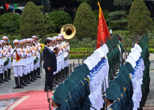 Sau lễ chào cờ, Thủ tướng Nguyễn Xuân Phúc mời Thủ tướng Canada duyệt đội danh dự Quân đội nhân dân Việt Nam.