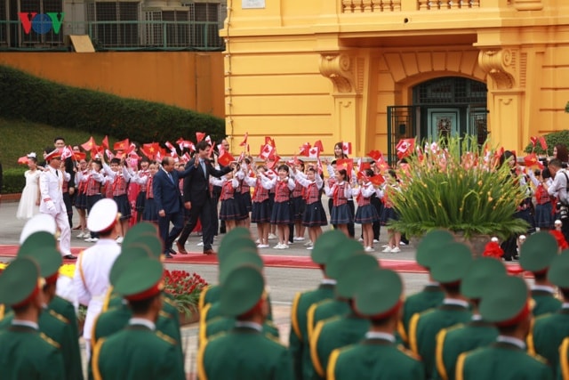 Hai nhà lãnh đạo vẫy tay chào các em thiếu nhi Việt Nam.