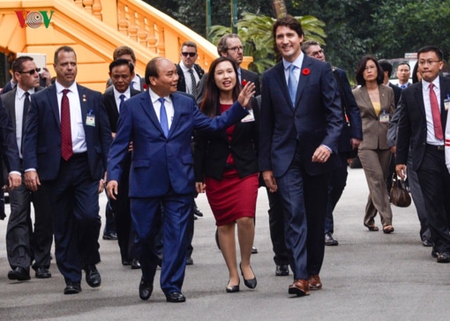 Sau lễ đón, Thủ tướng Canada hội đàm với Thủ tướng Nguyễn Xuân Phúc và sẽ có các cuộc gặp gỡ với lãnh đạo Đảng, Nhà nước, Chính phủ Việt Nam nhằm trao đổi những biện pháp củng cố, tăng cường quan hệ Đối tác toàn diện Việt Nam - Canada trong thời gian tới.